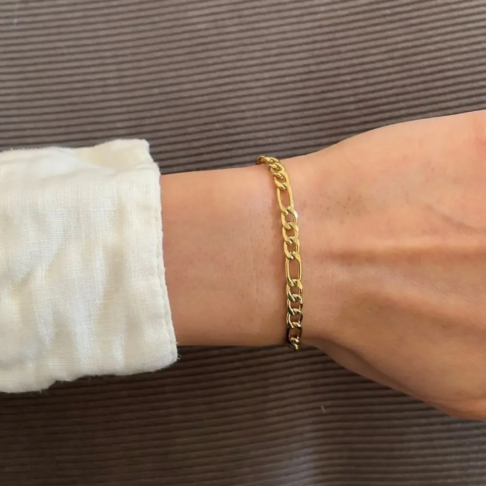 Delicate Gold Link Chain Bracelet - Picture 3 of 4